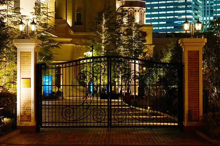 Luxurious gate